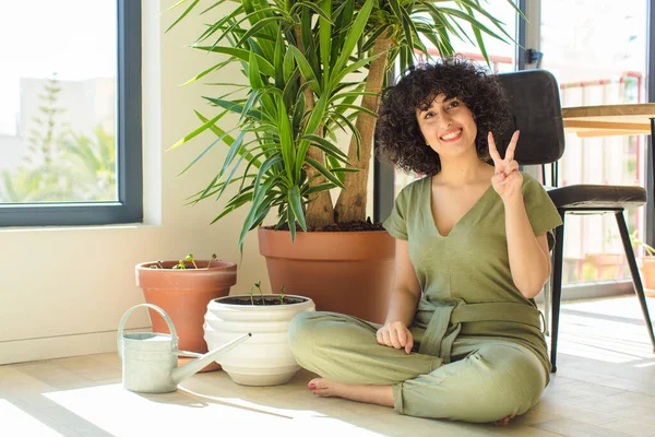 Joven Mujer Árabe Bonita Casa Con Una Regadera Plantas — Foto de Stock