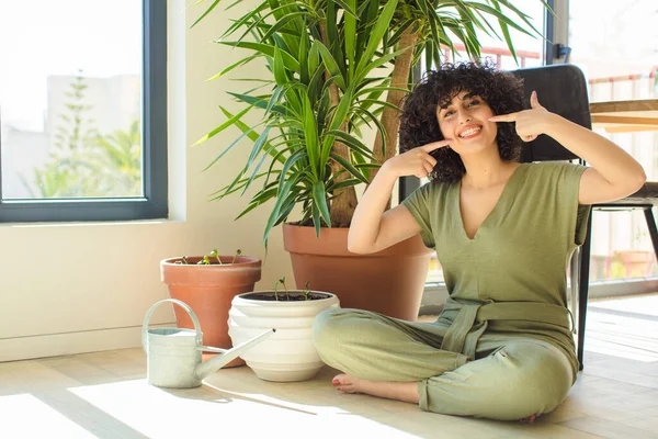 Joven Mujer Árabe Bonita Casa Con Una Regadera Plantas — Foto de Stock