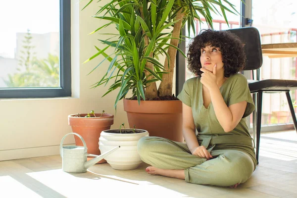 Jonge Mooie Arabische Vrouw Thuis Met Een Gieter Planten — Stockfoto