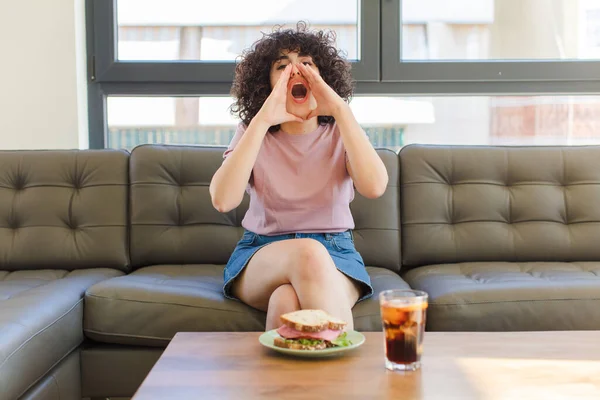 Jong Mooi Arabisch Vrouw Het Hebben Van Een Sandwich Zitten — Stockfoto