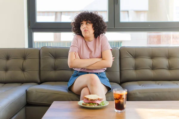 Jong Mooi Arabisch Vrouw Het Hebben Van Een Sandwich Zitten — Stockfoto