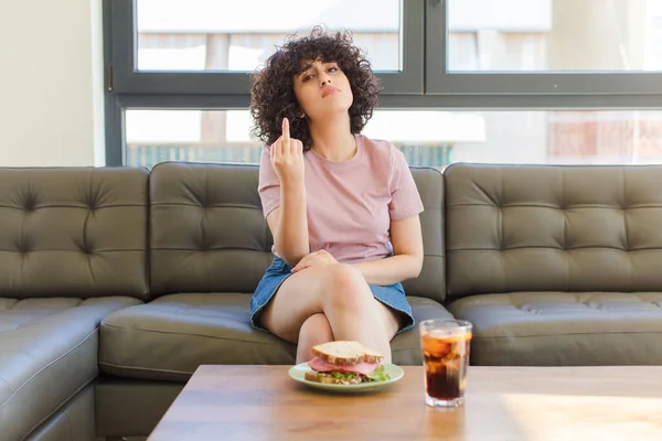 Jong Mooi Arabisch Vrouw Het Hebben Van Een Sandwich Zitten — Stockfoto