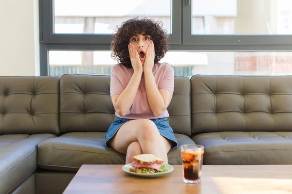 Jong Mooi Arabisch Vrouw Het Hebben Van Een Sandwich Zitten — Stockfoto