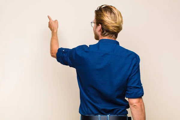 Blond Vuxen Kaukasisk Man Stående Och Pekar Objekt Kopieringsutrymme Bakre — Stockfoto