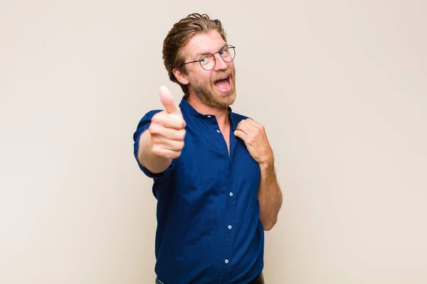 Blond Volwassen Blanke Man Gevoel Trots Zorgeloos Zelfverzekerd Gelukkig Positief — Stockfoto