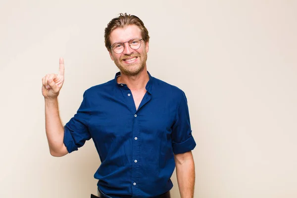 Biondo Adulto Caucasico Uomo Sorridente Allegramente Felicemente Indicando Verso Alto — Foto Stock