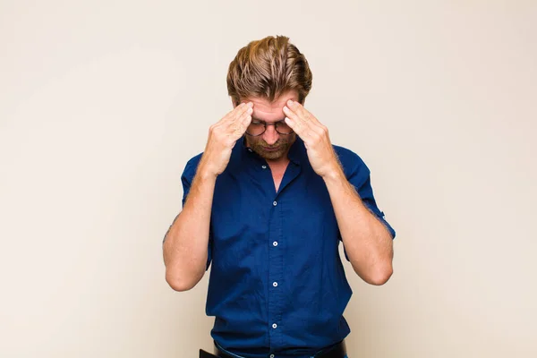 Loira Adulto Caucasic Homem Olhando Estressado Frustrado Trabalhando Sob Pressão — Fotografia de Stock