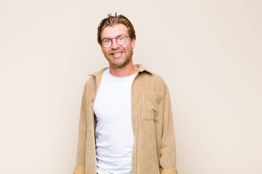 Sarışın, beyaz bir adam mutlu ve hoş bir şekilde şaşırmış görünüyor. Büyülenmiş ve şok olmuş bir ifadeyle heyecanlanıyor.