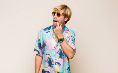 Şaşırmış, gergin, endişeli ya da korkmuş bakışları olan sarışın, beyaz bir adam.