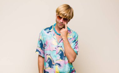 Sarışın, beyaz bir adam sana göz kulak oluyor, güvenmiyor, izliyor, tetikte ve tetikte.