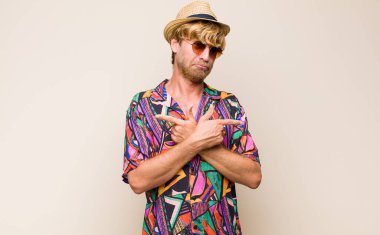 Sarışın, yetişkin bir gezgin kafası karışmış, güvensiz ve zıt yönlere şüpheyle bakıyor.