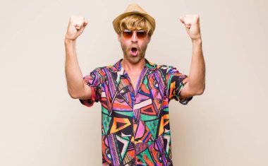 Sarışın, yetişkin bir gezgin, inanılmaz bir başarıyı kutluyor. Kazanan gibi, heyecanlı ve mutlu görünüyor.!