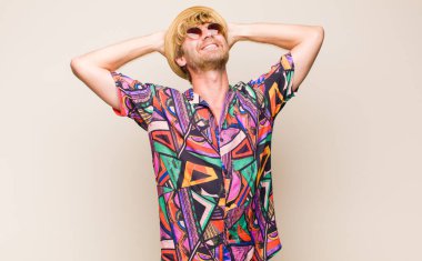 Sarışın, yetişkin gezgin, gülümseyen ve kendini rahat hisseden, mutlu ve kaygısız, neşeli ve ürpertici.