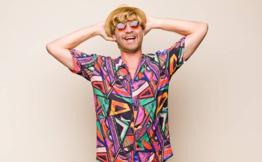 Sarışın, yetişkin gezgin, mutlu, kaygısız, arkadaş canlısı ve rahat görünüyor. Hayattan ve başarıdan keyif alıyor, olumlu bir tavırla.