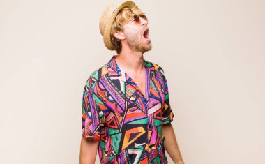 Sarışın, yetişkin bir gezgin öfkeyle bağırıyor, agresif bir şekilde bağırıyor, stresli ve sinirli görünüyor.