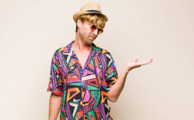 Sarışın, yetişkin gezgin, mutlu ve güler yüzlü. Yan taraftaki bir nesneye ya da konsepte bakıyor.