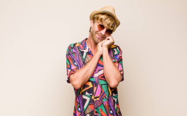 Sarışın, yetişkin, aşık ve sevimli görünen, tapılası ve mutlu, romantik bir şekilde gülümseyen,