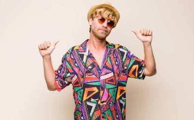 sarışın yetişkin gezgin gururlu, kibirli ve kendinden emin, tatmin olmuş ve başarılı görünüyor, kendini işaret ediyor.