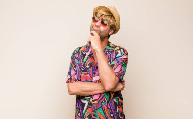 Sarışın, yetişkin, erkek gibi düşünen, kuşkulu ve kafası karışık, farklı seçenekleri olan, hangi kararı vereceğini merak eden