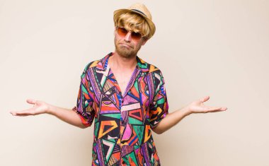 Sarışın, yetişkin, kafası karışmış, doğru cevap ya da karardan emin olmayan, bir seçim yapmaya çalışan...