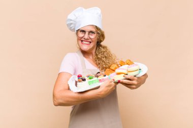 Pastalı orta yaşlı fırıncı kadın