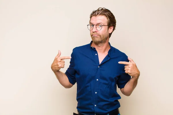 Blond Volwassen Kaukasische Man Zoek Trots Positief Casual Wijzen Naar — Stockfoto