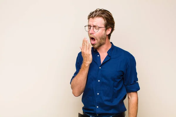 Blonder Erwachsener Kaukasischer Mann Gähnt Faul Frühen Morgen Wacht Auf — Stockfoto