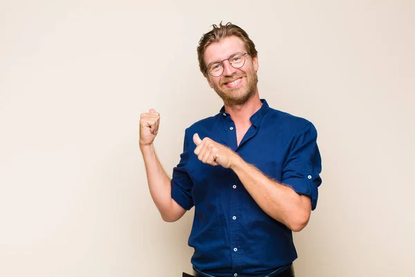 Loira Adulto Caucasic Homem Sorrindo Alegre Casualmente Apontando Para Copiar — Fotografia de Stock