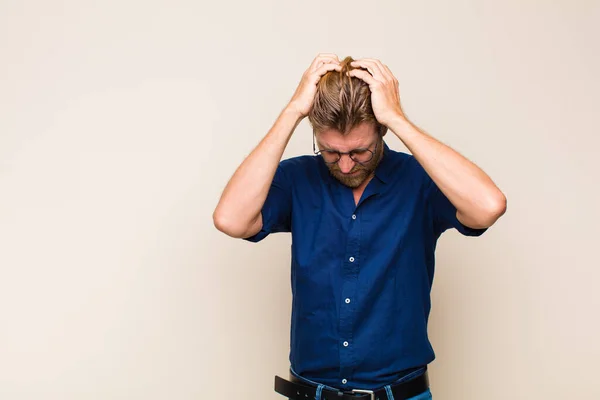 Blond Vuxen Kaukasisk Man Känner Sig Stressad Och Frustrerad Lyfter — Stockfoto