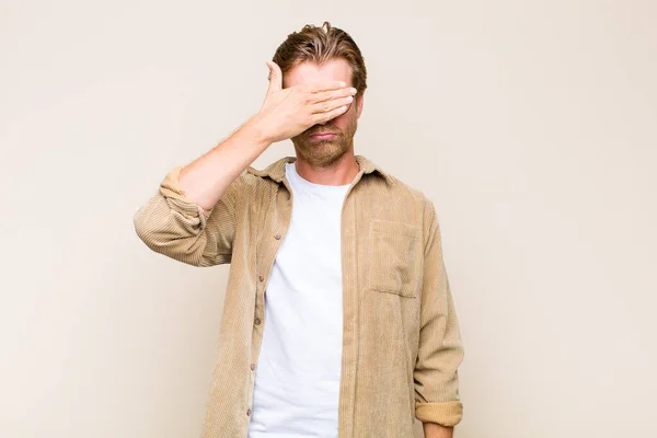 Sarışın Beyaz Bir Adam Tek Eliyle Gözlerini Kapatıyor Korkmuş Endişeli — Stok fotoğraf