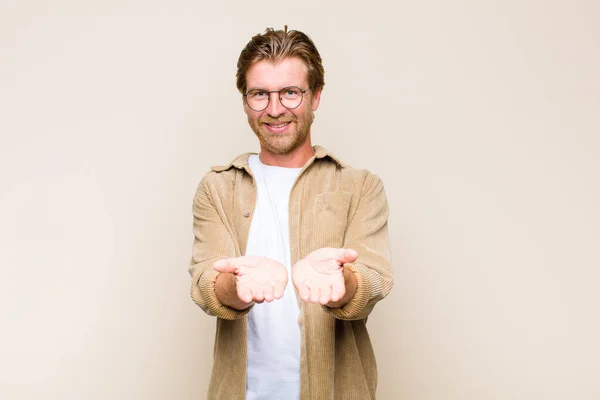 Blonde Volwassen Blanke Man Glimlachend Gelukkig Met Vriendelijke Zelfverzekerde Positieve — Stockfoto