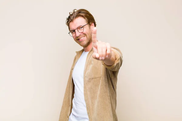 Loira Adulto Caucasic Homem Sorrindo Orgulhosamente Confiantemente Fazendo Número Pose — Fotografia de Stock