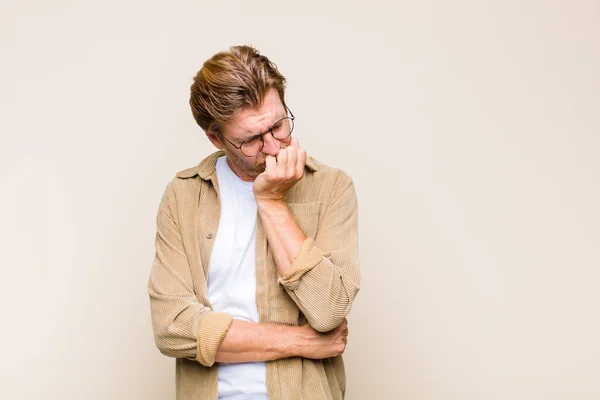 Blonder Erwachsener Kaukasischer Mann Der Sich Ernst Nachdenklich Und Besorgt — Stockfoto