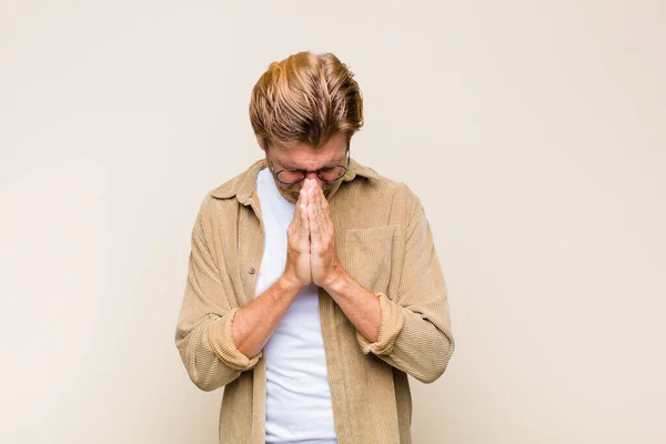 Loira Adulto Caucasic Homem Sentindo Preocupado Esperançoso Religioso Orando Fielmente — Fotografia de Stock