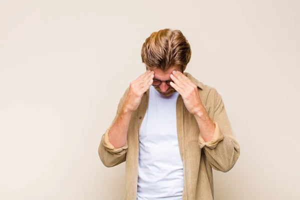 Biondo Uomo Caucasico Adulto Dall Aspetto Stressato Frustrato Che Lavora — Foto Stock