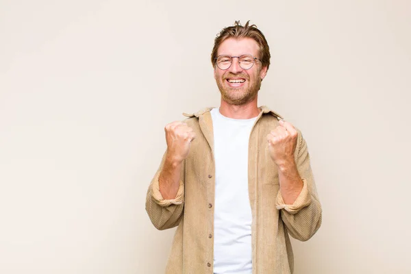 Ξανθιά Ενήλικας Καυκάσιος Άντρας Που Φωνάζει Θριαμβευτικά Γελώντας Και Νιώθοντας — Φωτογραφία Αρχείου