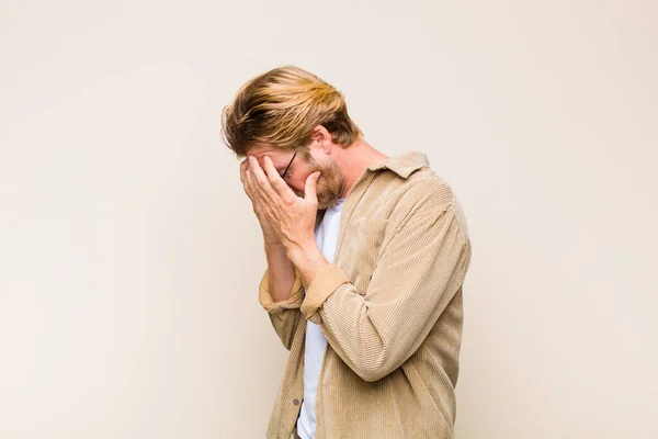 Blonder Erwachsener Kaukasischer Mann Der Die Augen Mit Den Händen — Stockfoto