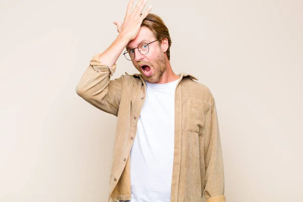 Blonde Adult Caucasic Man Raising Palm Forehead Thinking Oops Making — Stockfoto
