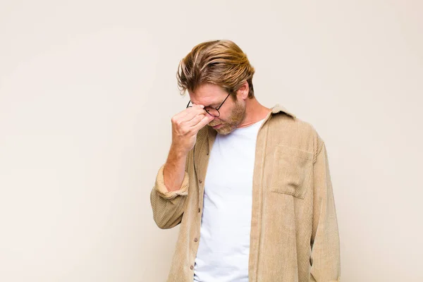 Loira Adulto Caucasic Homem Sentindo Estressado Infeliz Frustrado Tocando Testa — Fotografia de Stock