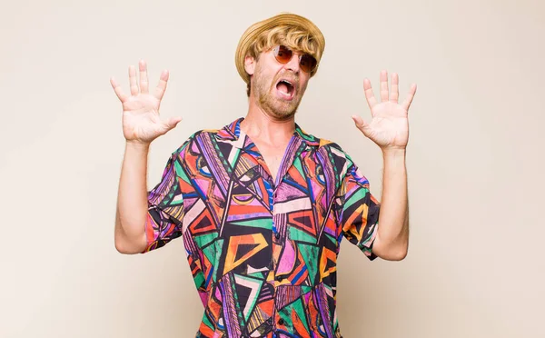 Sarışın, yetişkin gezgin erkek hissi sersemlemiş ve korkmuş. Korkutucu bir şeyden korkuyor. Elleri açık ve uzak dur diyor.