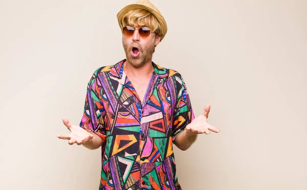 Sarışın, yetişkin, şoka uğramış, şaşırmış, endişeli ve paniklemiş, stresli ve dehşete kapılmış bir bakışla...