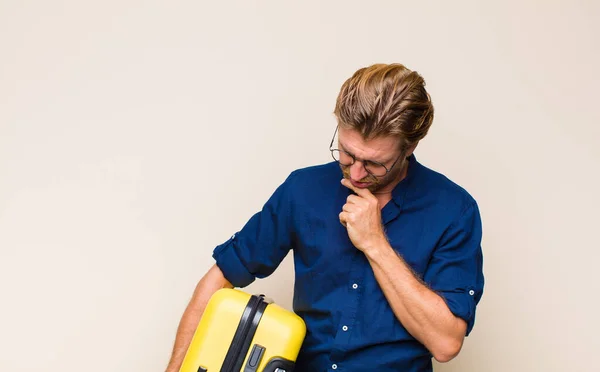 Erwachsener Blonder Mann Mit Koffer Reisekonzept — Stockfoto