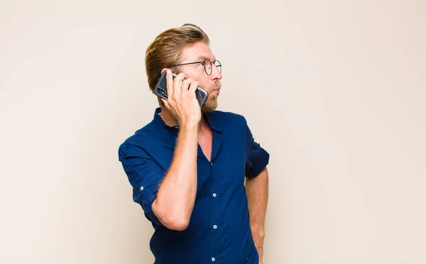 Loira Adulto Homem Com Celular Inteligente Telefone — Fotografia de Stock