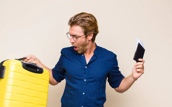 Homem Loiro Adulto Com Caso Conceito Viagem — Fotografia de Stock