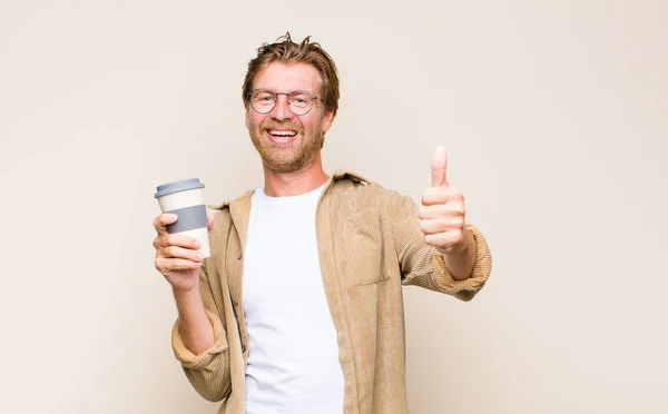 ホットコーヒーを持っている大人ブロンド男 — ストック写真