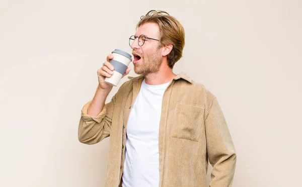 ホットコーヒーを持っている大人ブロンド男 — ストック写真