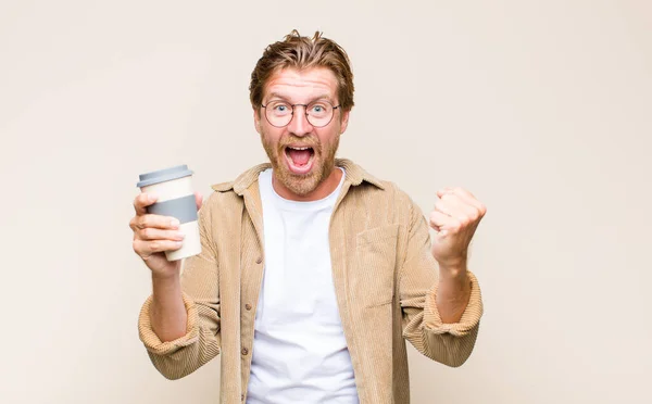 Volwassen Blonde Man Met Een Hete Koffie — Stockfoto