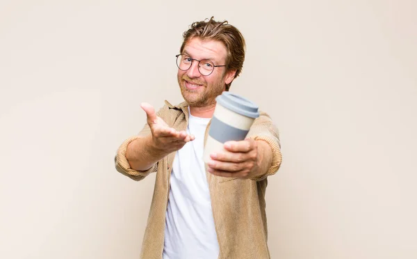 Vuxen Blond Man Som Håller Ett Varmt Kaffe — Stockfoto