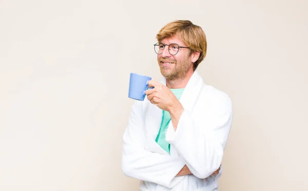 Blond Vuxen Man Badrock Och Glasögon Och Håller Kaffekopp — Stockfoto