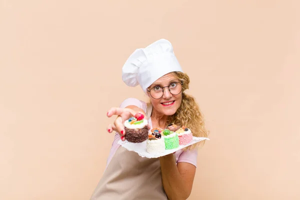 Женщина Пекарь Среднего Возраста — стоковое фото